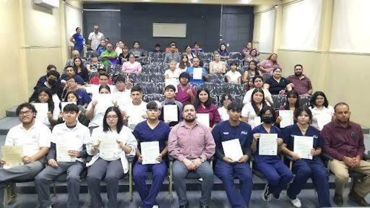 Un grupo de jóvenes que estudian en el CBTIS 33 recibieron un reconocimiento impreso por sobresalir académicamente